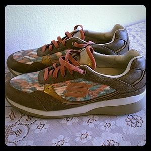 Sketchers Vita for women. 9.5